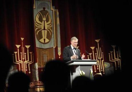 Bundespräsident Horst Köhler am Rednerpult vor einem goldverzierten Vorhang