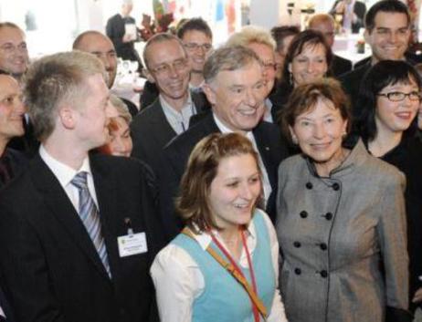 Der Bundespräsident und Frau Köhler stehen in einer Gruppe 