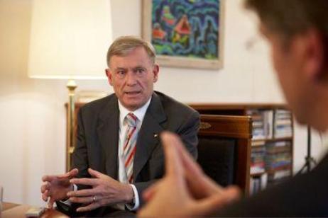 Bundespräsident Horst Köhler sitzt am Tisch in seinem Arbeitszimmer und spricht mit den Redakteuren