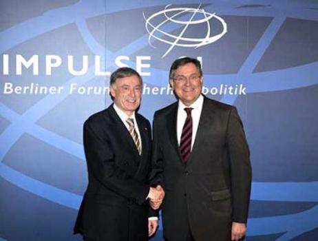 Bundespräsident Horst Köhler und Verteidigungsminister Jung geben sich die Hand
