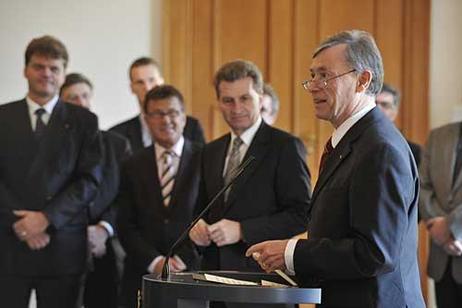 Der Bundespräsident am Rednerpult, im Hintergrund Ministerpräsident Oettinger und weitere Gäste