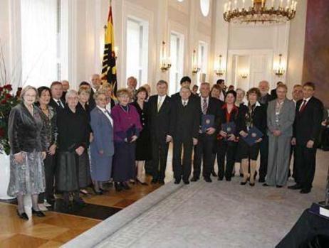 Gruppenbild: Bundespräsident Horst Köhler mit allen Ordensträgern