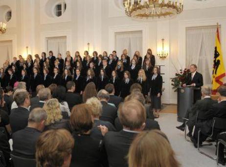 Bundespräsident Horst Köhler am Rednerpult, daneben der Chor 