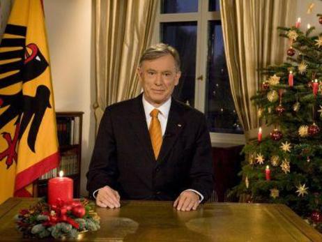 Bundespräsident Horst Köhler am Schreibtisch; im Hintergrund der Weihnachtsbaum und die Standarte 