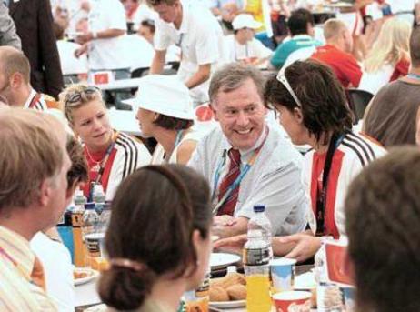 Bundespräsident Horst Köhler sitzt am Tisch mit Sportlern