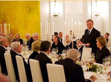 Der Bundespräsident steht an der Festtafel und spricht; Helmut Schmidt sitzt gegenüber