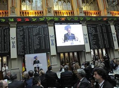 Bundespräsident Horst Köhler am Rednerpult in der Börse; auf dem Riesenmonitor wird seine Rede übertragen 