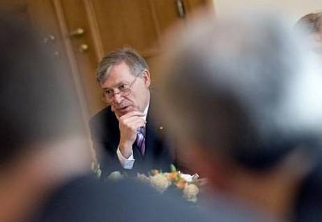 Bundespräsident Horst Köhler sitzt mit anderen Personen am Tisch