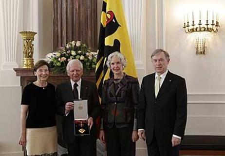 Gruppenbild: Frau Köhler, Ehepaar Zur Hausen, Bundespräsident Horst Köhler 