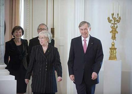 Der Bundespräsident, Frau Limbach, Frau Köhler und Herr Limbach betreten nacheinander den Saal