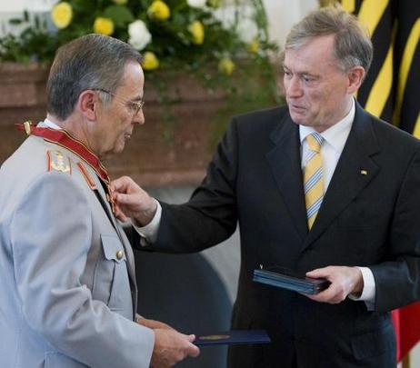 Der Bundespräsident legt General Schneiderhan das Große Verdienstkreuz um