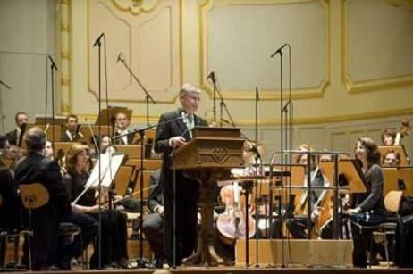 Bundespräsident Horst Köhler auf der Bühne vor dem Orchester am Mikrofon