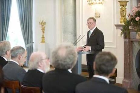 Bundespräsident Horst Köhler am Rednerpult, hinter ihm die Standarte, vor ihm sitzen die Gäste