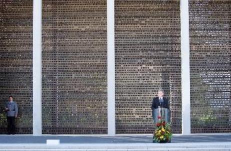 Bundespräsident Horst Köhler am Rednerpult vor dem Ehrenmal