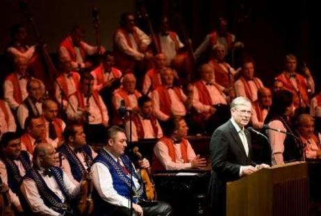 Bundespräsident Horst Köhler am Rednerpult, im Hintergrund das Zigeunerorchester