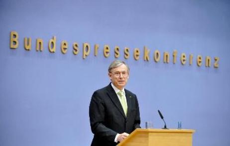 Bundespräsident Horst Köhler steht an einem Rednerpult vor einer blauen Wand mit dem Schriftzug "Bundespressekonferenz"