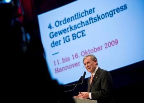 Der Bundespräsident spricht von einem Rednerpult aus vor einem Hintergrund mit der Aufschrift: "4. Ordentlicher Gewerkschaftskongress der IG BCE - 11. bis 16. Oktober 2009 Hannover" 