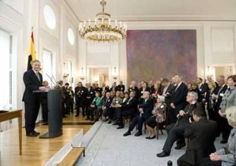 Bundespräsident Horst Köhler am Rednerpult, ihm gegenüber stehen die Zuhörer