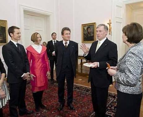 Der Bundespräsident, Frau Köhler, das Ehepaar Huber und weitere Gäste stehen im Halbkreis und unterhalten sich