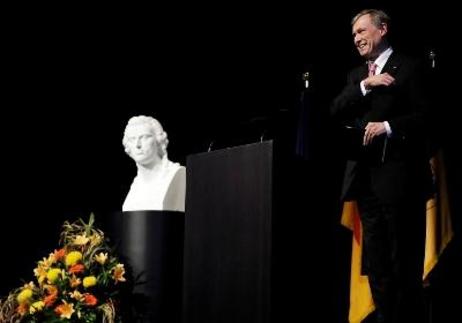 Bundespräsident Horst Köhler am Rednerpult, daneben eine Büste von Friedrich Schiller