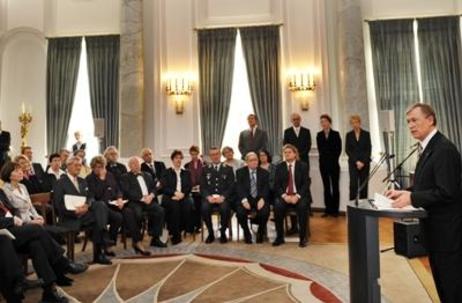 Bundespräsident Horst Köhler steht am Rednerpult, das Publikum sitzt im Halbkreis gegenüber