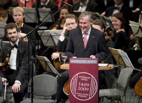 Bundespräsident Horst Köhler am Rednerpult, dahinter das Orchester