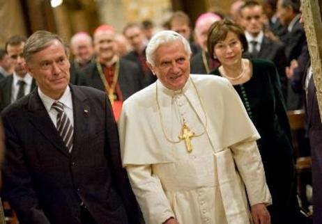 Der Papst, der Bundespräsident und Frau Köhler gehen gemeinsam in die Sixtinische Kapelle