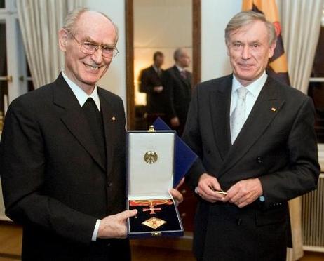 Bundespräsident Horst Köhler und Erzbischof Nossel mit den Ordensinsignien