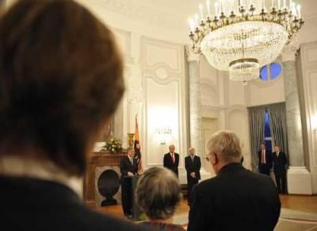 Der Bundespräsident steht am Rednerpult, die Gäste stehen ihm gegenüber