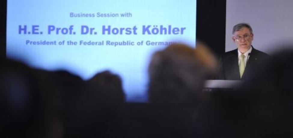 Bundespräsident Horst Köhler spricht an einem Rednerpult. 