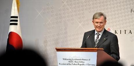 Bundespräsident Köhler an einem Rednerpult, neben ihm steht die koreanische Flagge. Im Vordergrund sind Zuhörer zu erkennen. 