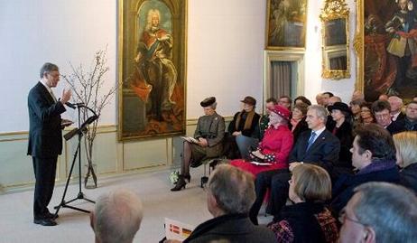 Der Bundespräsident an einem Rednerpult in einem Ausstellungsraum mit Gemälden. In den Reihen vor ihm sitzen neben vielen Gästen die dänische Königin und der sächsische Ministerpräsident. 