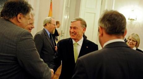 Bundespräsident Horst Köhler beim Handschlag mit einem Mitglied des Ältestenrats in einem Salon von Schloss Bellevue. 