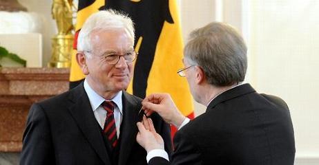 Bundespräsident Horst Köhler und Hans-Gert Pöttering bei der Ordensverleihung