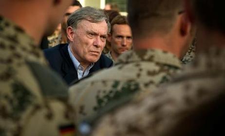 Bundespräsident Horst Köhler im Gespräch mit Soldaten in Flecktarn-Uniform. 