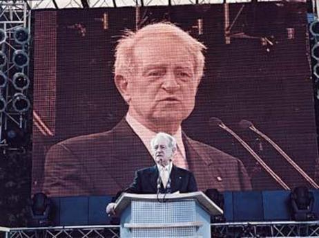Bundespräsident Johannes Rau zur Eröffnung der "Woche der Umwelt" im Park des Schlosses Bellevue am 3. Juni 2002
