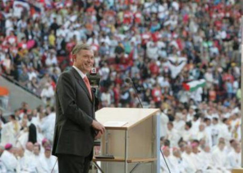  Federal President Horst Köhler is standing behind a lectern at the Cologne RheinEnergy Stadium, in the background the blurry stadium audience is visible.