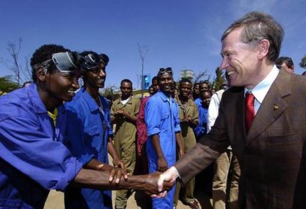 Federal President Horst Köhler shaking hands with Ethiopians