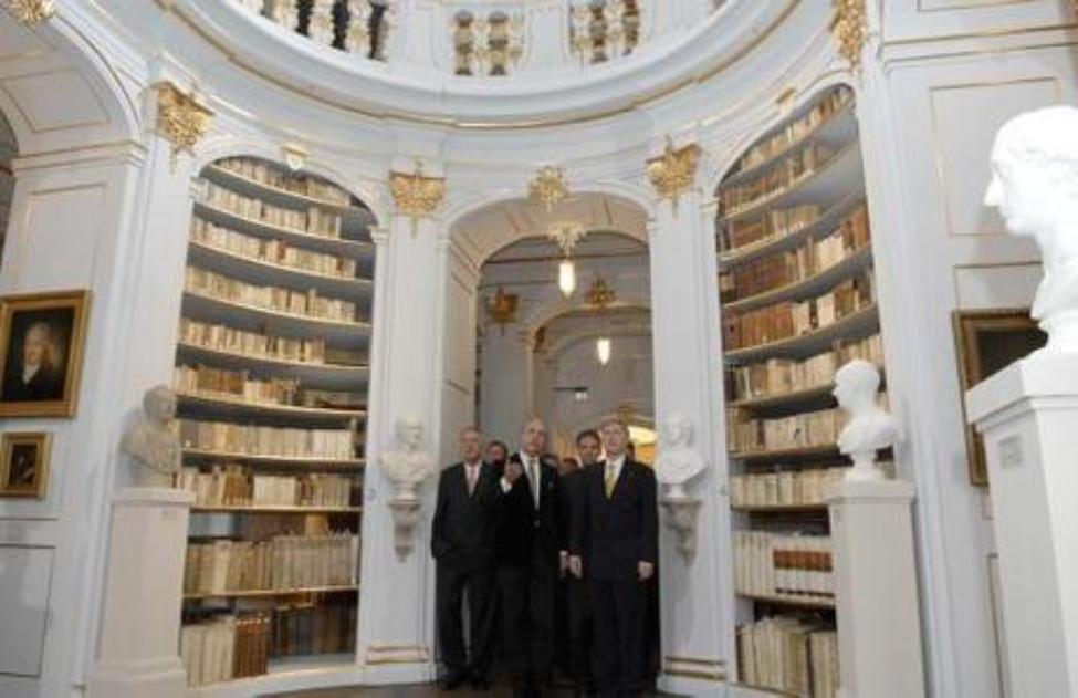 Der Bundespräsident und weitere Gäste in der Bibliothek