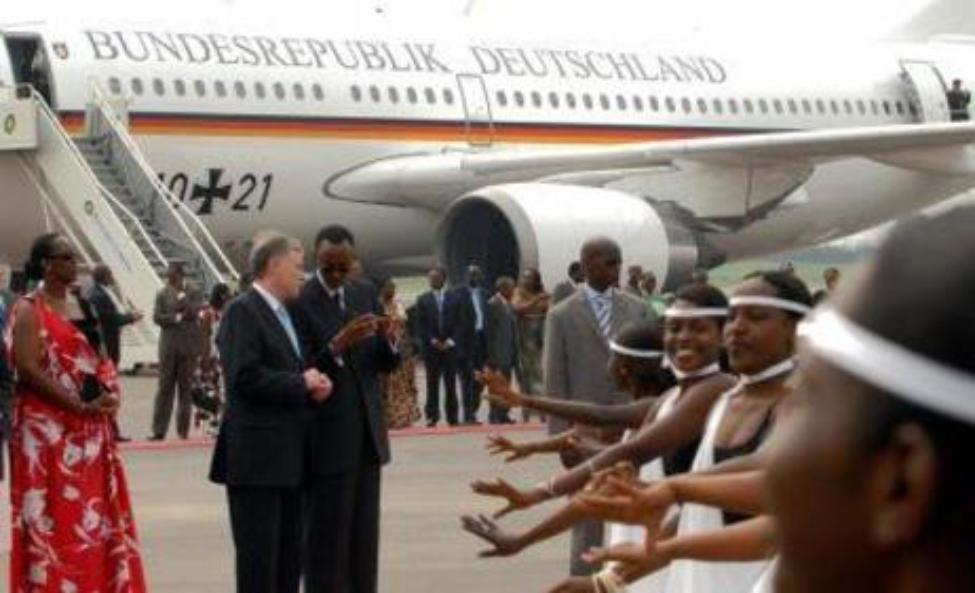 Federal President Horst Koehler and his wife talk to african children