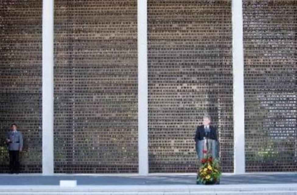 Bundespräsident Horst Köhler am Rednerpult vor dem Ehrenmal