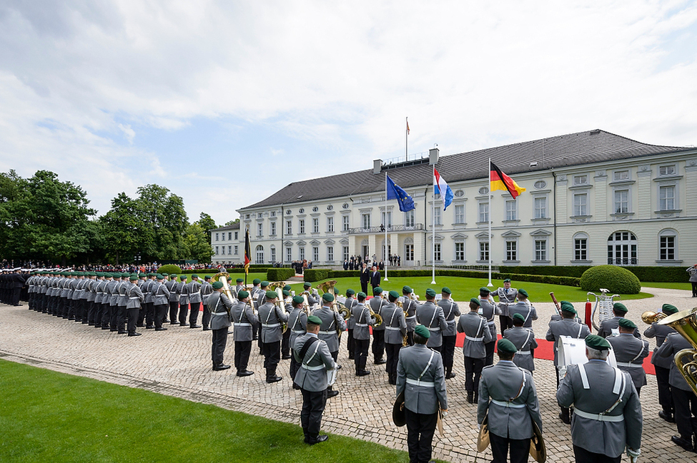 Militärische Ehren im Park von Schloss Bellevue anlässlich des Antrittsbesuchs von König Willem-Alexander und Königin Máxima der Niederlande