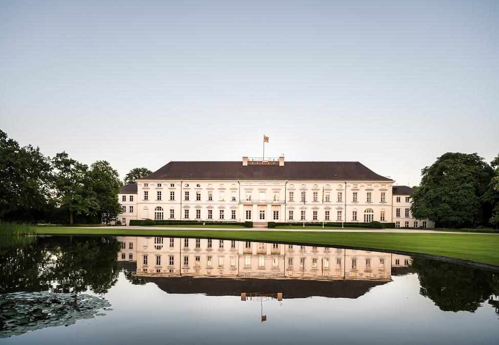 Abendstimmung im Park von Schloss Bellevue (© Bundesregierung/Steffen Kugler) Abendstimmung im Park von Schloss Bellevue