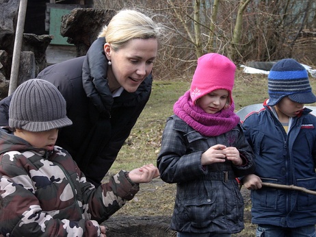 Bettina Wulff besucht den Kinder- und Jugendbauernhof in Kiel (© Joachim Welding) Bettina Wulff besucht den Kinder- und Jugendbauernhof in Kiel