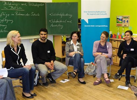 Bettina Wulff informiert sich bei Vertretern aus Schule, Jugendamt und Elternschaft über die Herausforderungen in der täglichen Bildungsarbeit (© DKJS/P.Chiussi) Bettina Wulff informiert sich bei Vertretern aus Schule, Jugendamt und Elternschaft über die Herausforderungen in der täglichen Bildungsarbeit