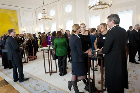 Bettina Wulff im Gespräch beim Neujahrsempfang für die Partnerinnen und Partner der in Deutschland akkreditierten Diplomatinnen und Diplomaten (© Guido Bergmann) Bettina Wulff im Gespräch beim Neujahrsempfang für die Partnerinnen und Partner der in Deutschland akkreditierten Diplomatinnen und Diplomaten