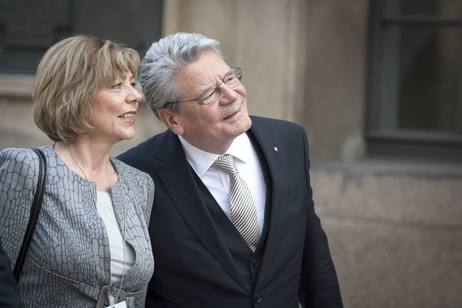 Bundespräsident Joachim Gauck und Frau Daniela Schadt vor dem Reichstagsgebäude 