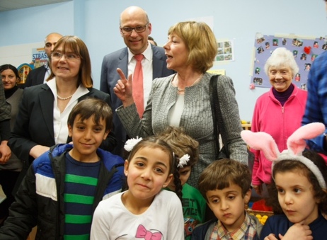 Daniela Schadt tauscht sich mit Flüchtlingen und Ehrenamtlichen in Berlin-Wannsee aus anlässlich des Besuchs einer Flüchtlingsunterkunft des Christlichen Jugenddorfwerkes Deutschland (© Claudia Hechtenberg) Daniela Schadt tauscht sich mit Flüchtlingen und Ehrenamtlichen in Berlin-Wannsee aus anlässlich des Besuchs einer Flüchtlingsunterkunft des Christlichen Jugenddorfwerkes Deutschland