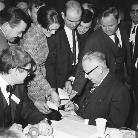 Gustav Heinemann gibt Autogramme (© BPA) Gustav Heinemann gibt Autogramme