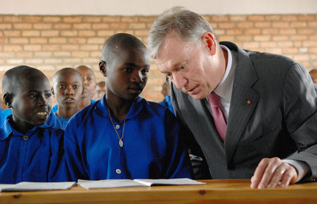 Horst Köhler neben afrikanischen Kindern